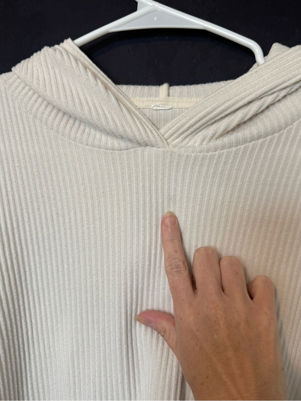 ALO Muse Ribbed Cropped Hoodie in Cream (read) - Picture 5 of 6